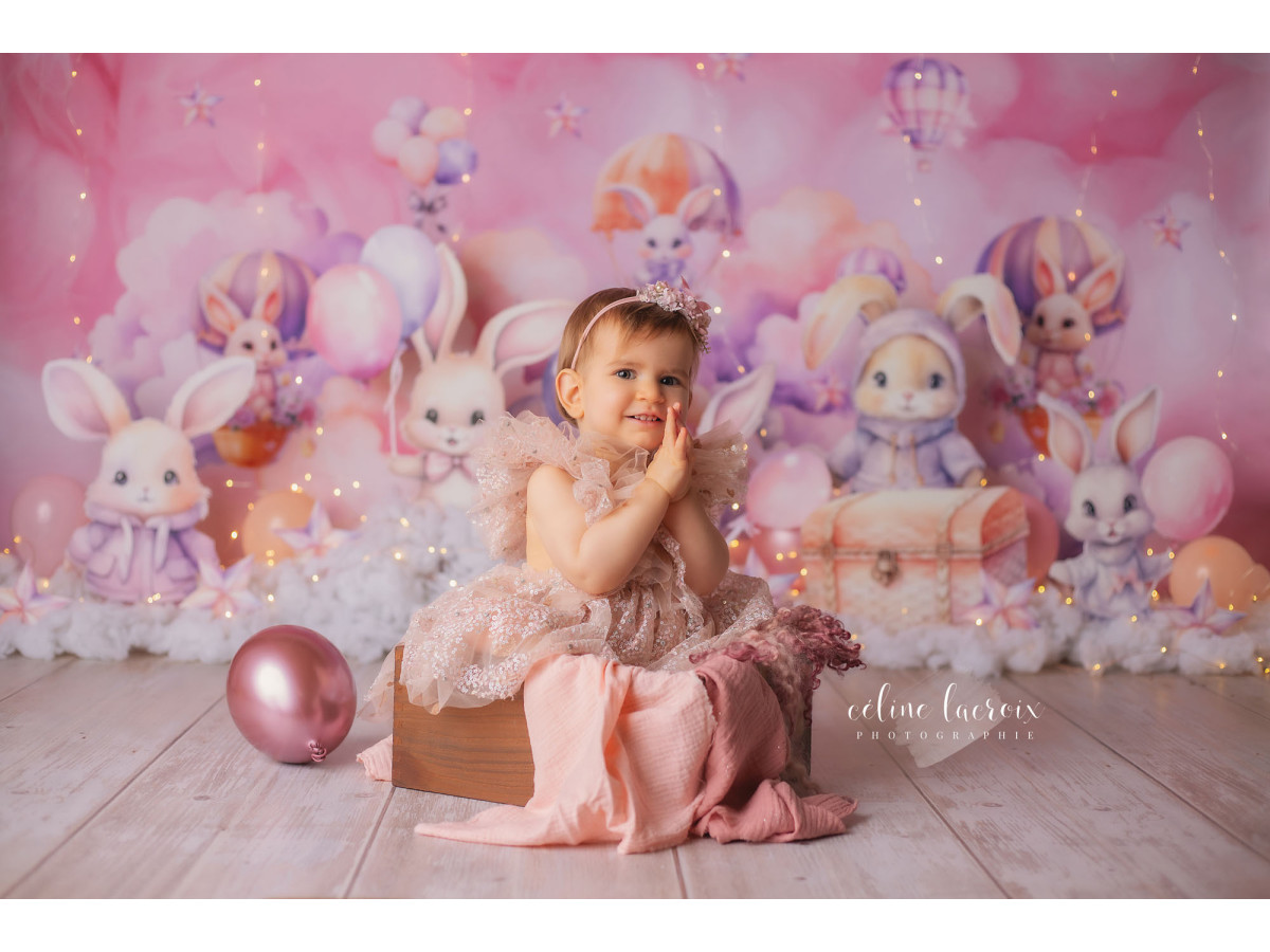 Fond photo bébé et smash cake Lapin des Nuages – lapins en peluche dans les nuages roses | Colors&Drops