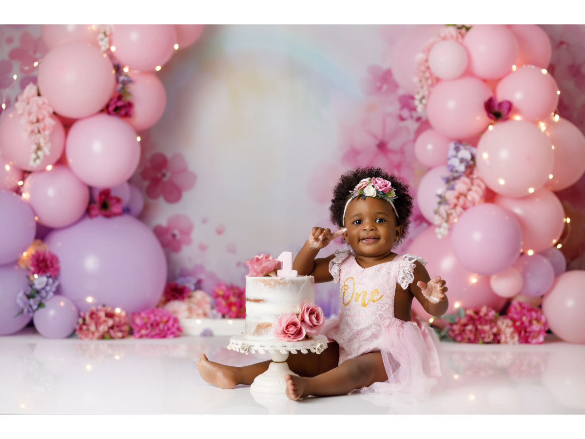 Baby & cake smash photo backdrop Archa Fleurs – pink balloon and flower arch on watercolour background | Colors&Drops
