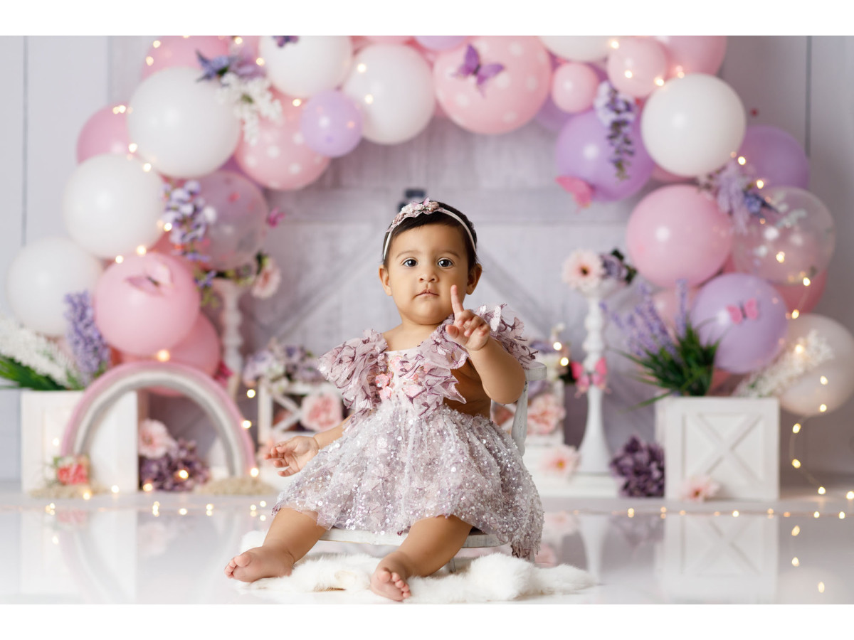 Fond photo bébé et smash cake Arbre a Papillon – arche de ballons avec papillons et porte blanche | Colors&Drops