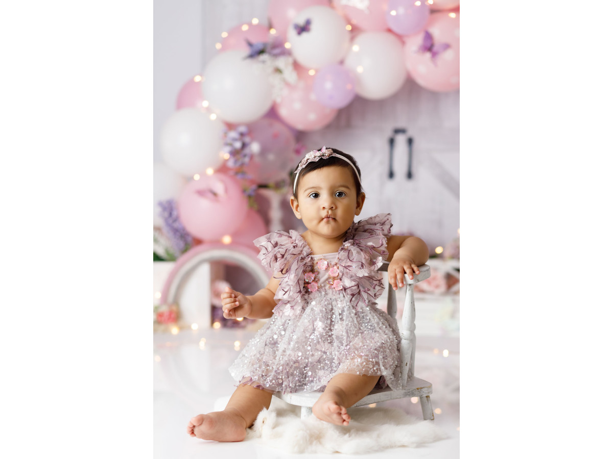 Fond photo bébé et smash cake Arbre a Papillon – arche de ballons avec papillons et porte blanche | Colors&Drops