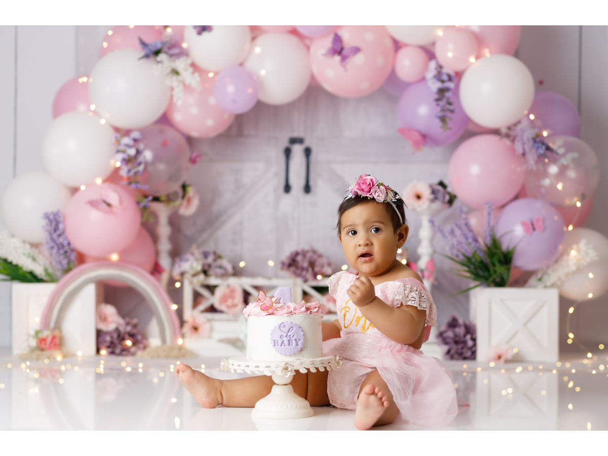 Fond photo bébé et smash cake Arbre a Papillon – arche de ballons avec papillons et porte blanche | Colors&Drops