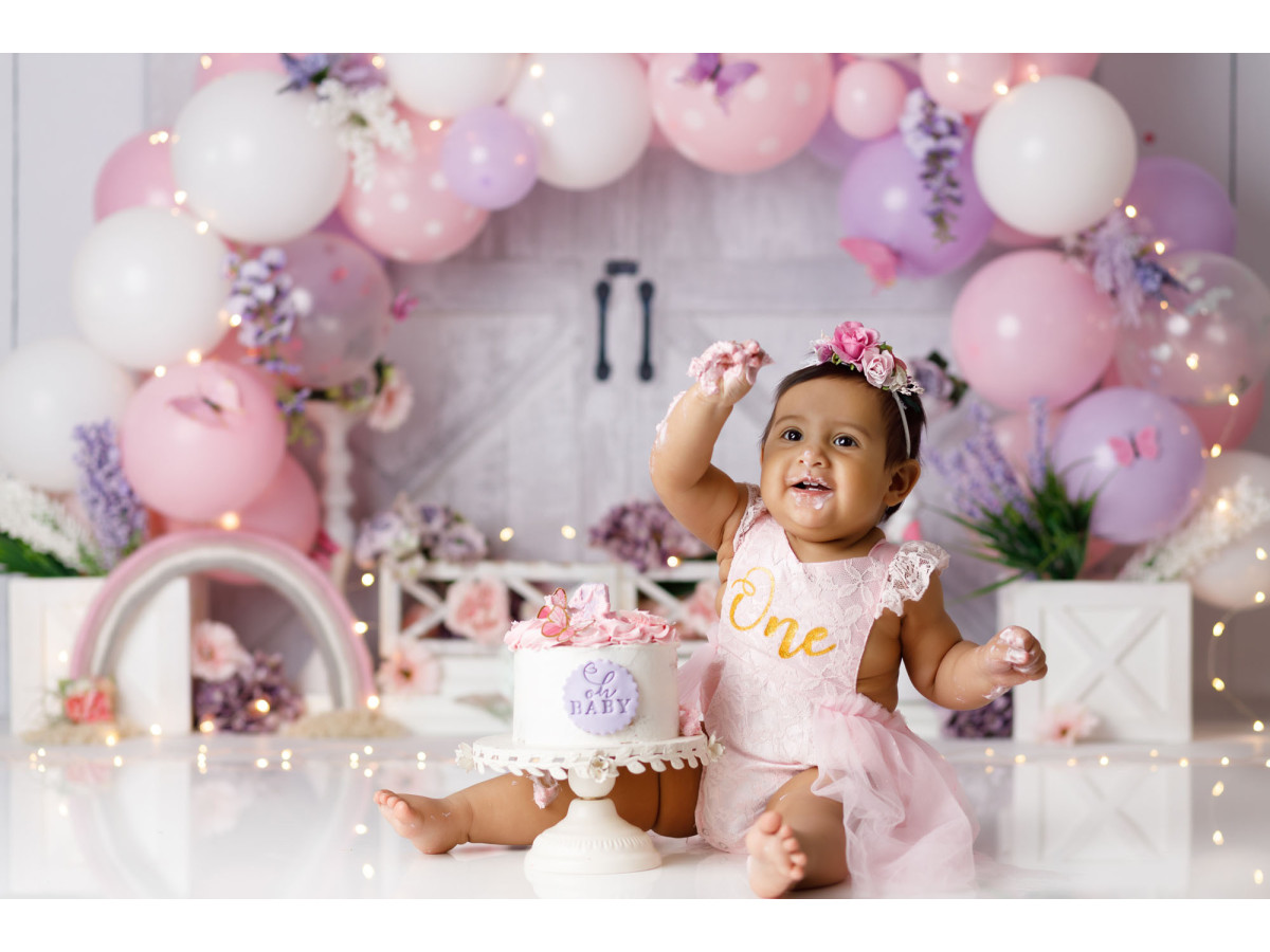 Fond photo bébé et smash cake Arbre a Papillon – arche de ballons avec papillons et porte blanche | Colors&Drops