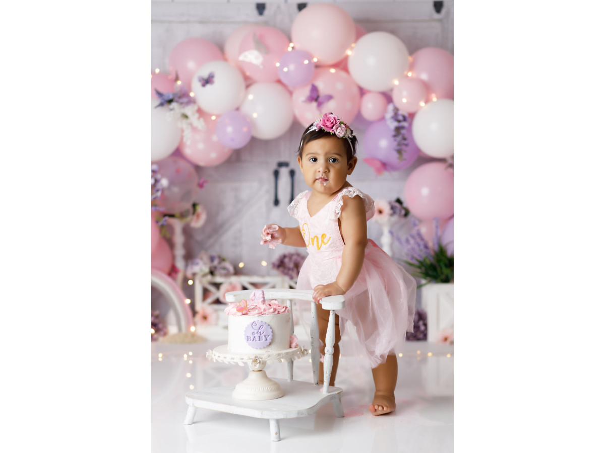 Fond photo bébé et smash cake Arbre a Papillon – arche de ballons avec papillons et porte blanche | Colors&Drops