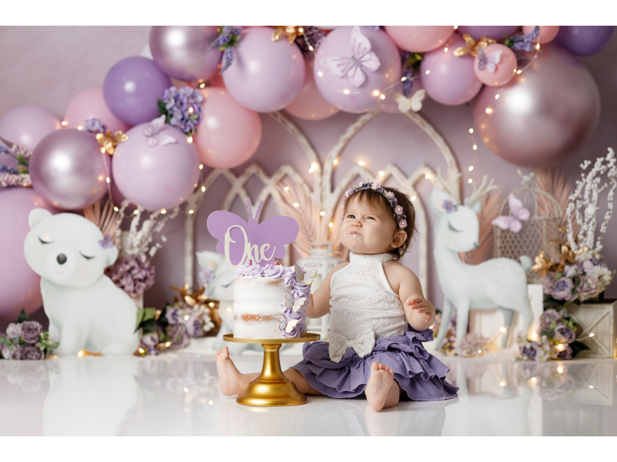 Fondo fotográfico de bebé y smash cake Helena – globos rosas y violetas con arcos góticos blancos | Colors&Drops