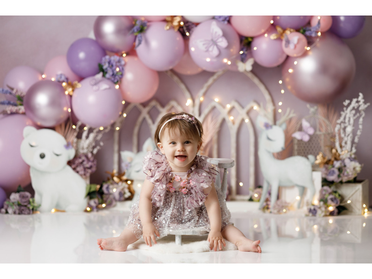 Fondo fotográfico de bebé y smash cake Helena – globos rosas y violetas con arcos góticos blancos | Colors&Drops