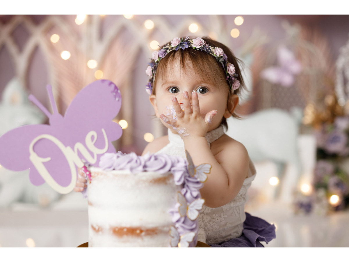 Fondo fotográfico de bebé y smash cake Helena – globos rosas y violetas con arcos góticos blancos | Colors&Drops