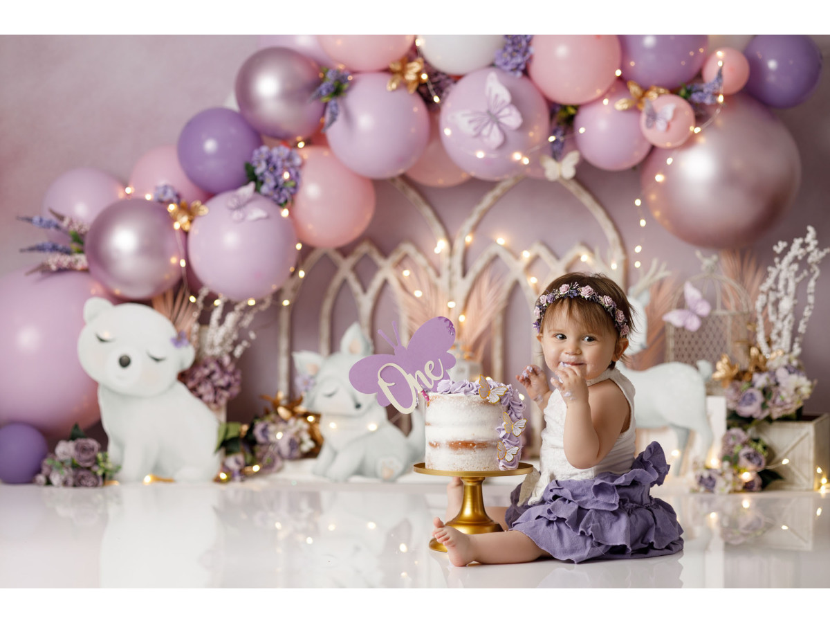 Fondo fotográfico de bebé y smash cake Helena – globos rosas y violetas con arcos góticos blancos | Colors&Drops