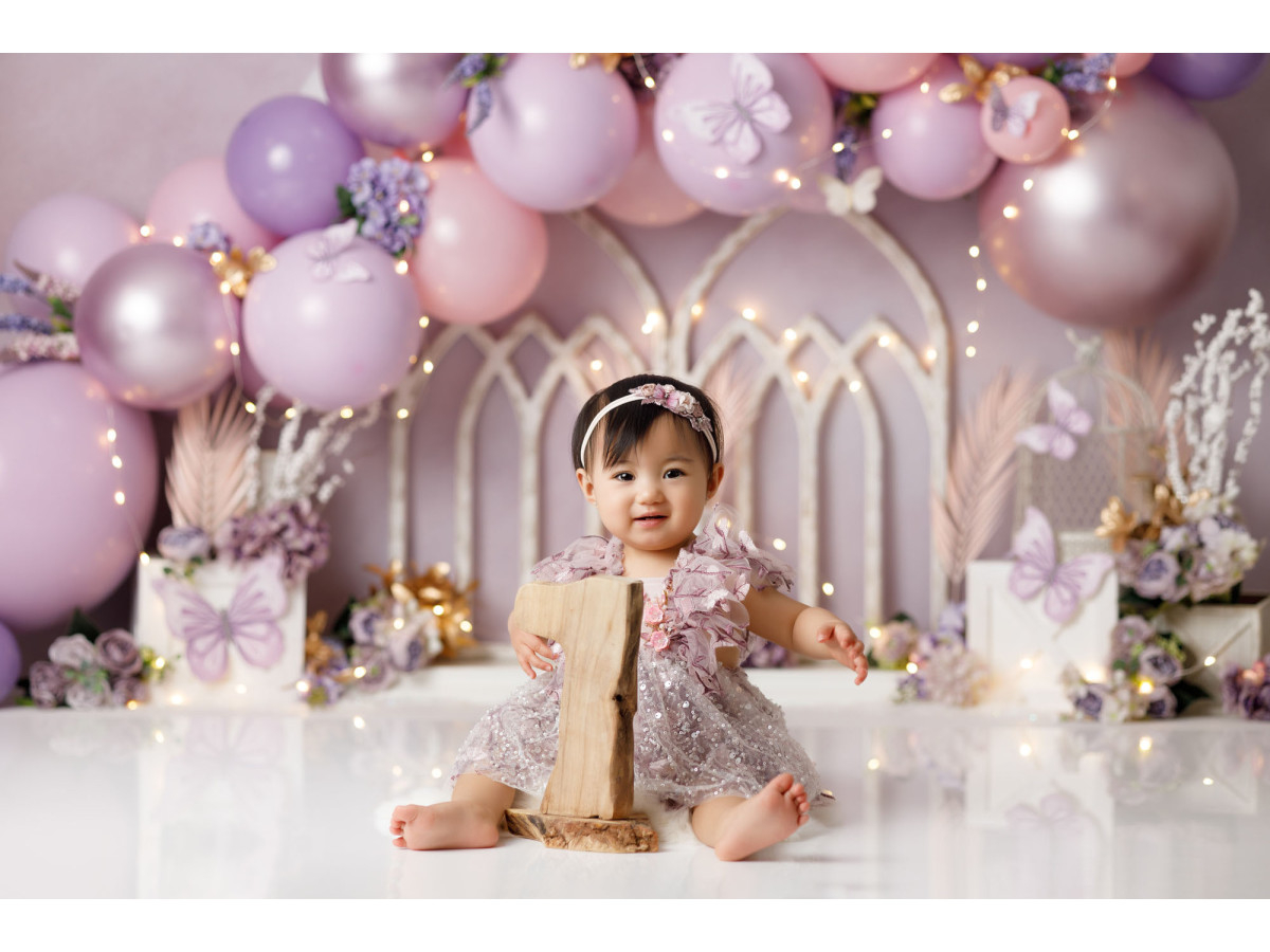 Fondo fotográfico de bebé y smash cake Helena – globos rosas y violetas con arcos góticos blancos | Colors&Drops
