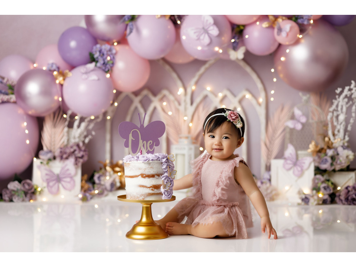 Fondo fotográfico de bebé y smash cake Helena – globos rosas y violetas con arcos góticos blancos | Colors&Drops