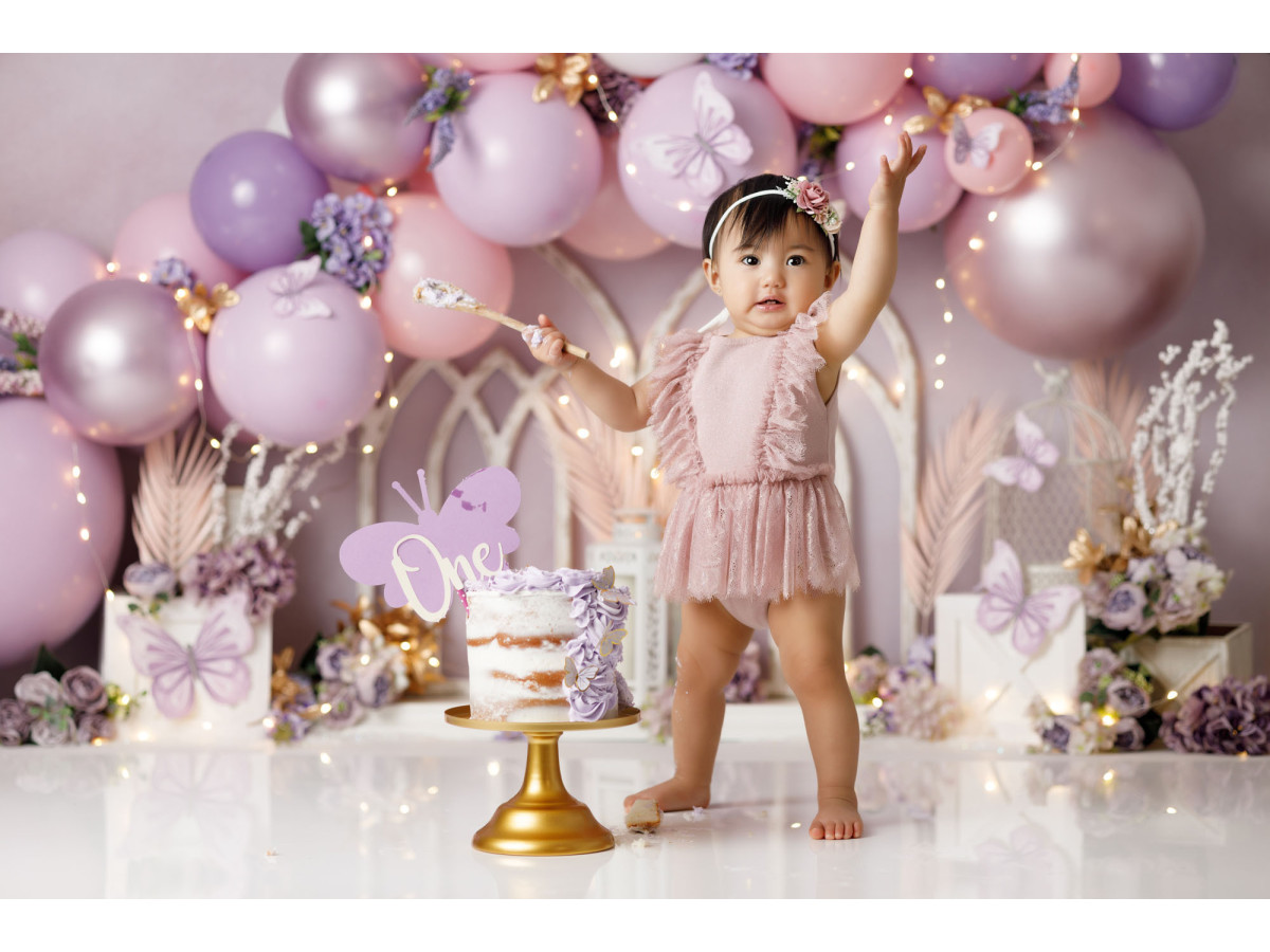 Fondo fotográfico de bebé y smash cake Helena – globos rosas y violetas con arcos góticos blancos | Colors&Drops
