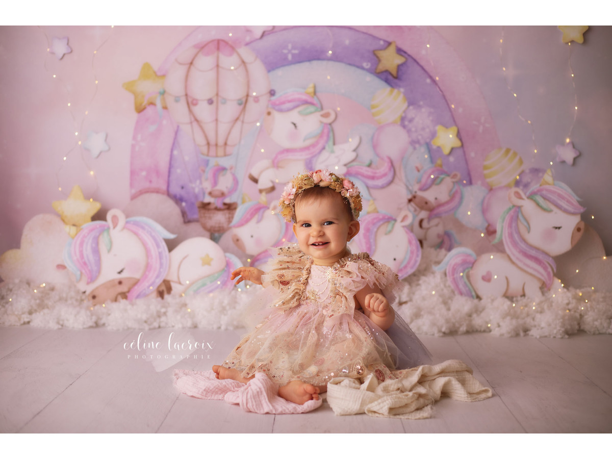 Fond photo bébé et smash cake Petite Licorne – licornes et montgolfière sur fond aquarelle pastel | Colors&Drops