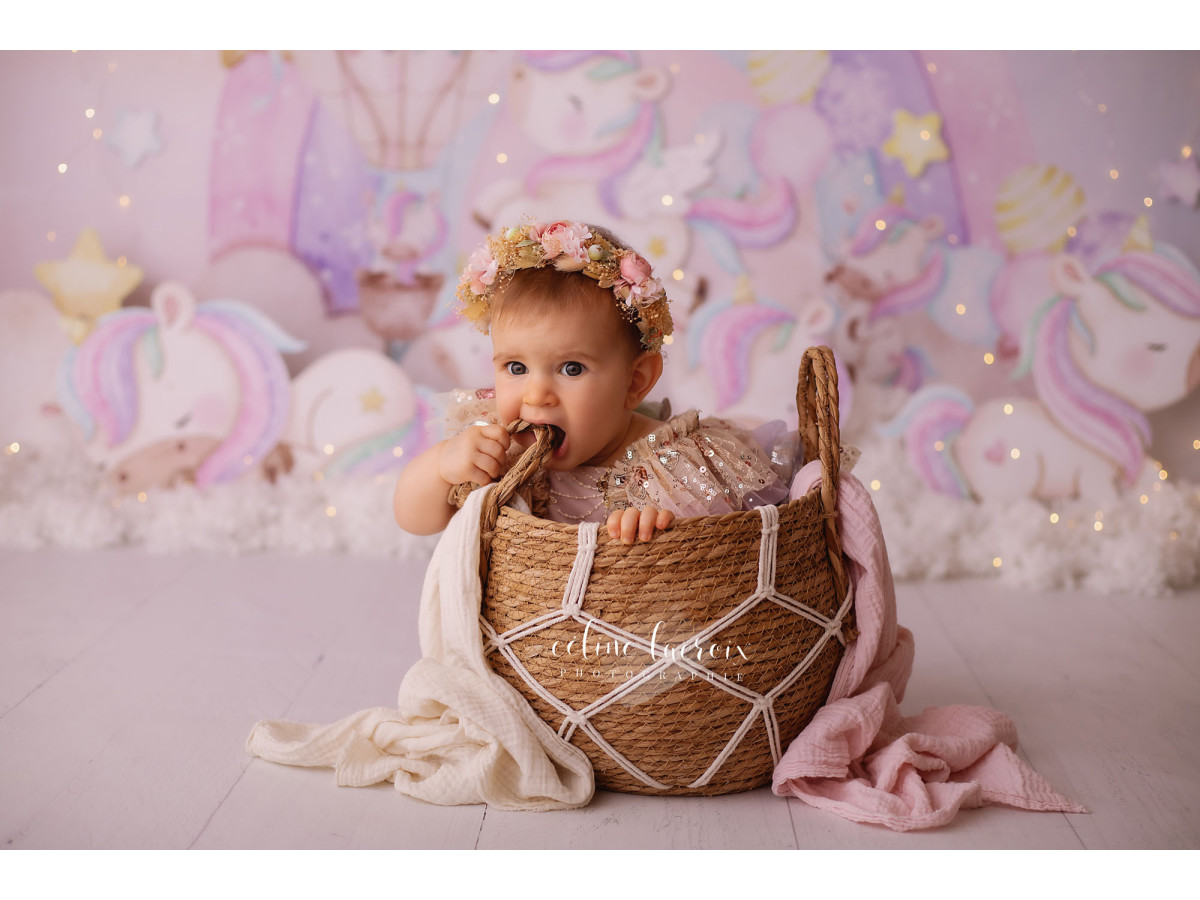 Fond photo bébé et smash cake Petite Licorne – licornes et montgolfière sur fond aquarelle pastel | Colors&Drops