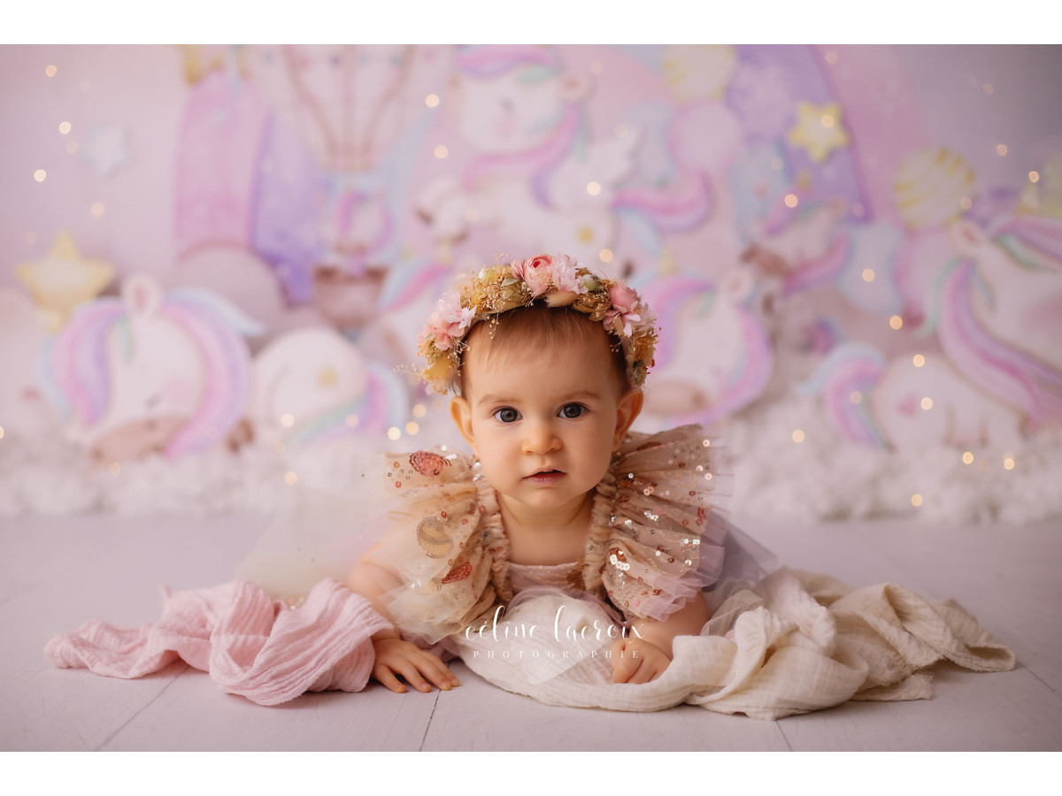 Fond photo bébé et smash cake Petite Licorne – licornes et montgolfière sur fond aquarelle pastel | Colors&Drops