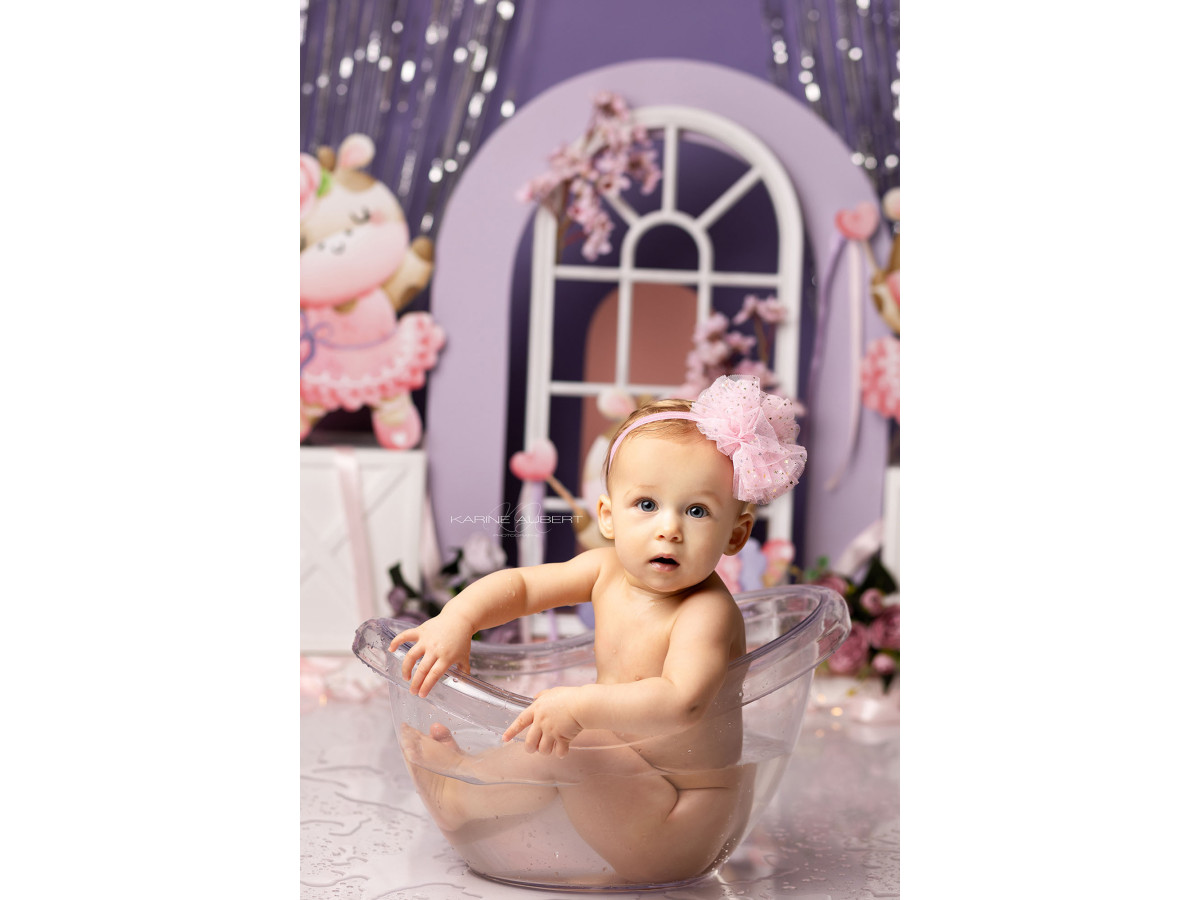Fond photo bébé et smash cake Cows – vaches en peluche avec rideaux argentés et fenêtre | Colors&Drops