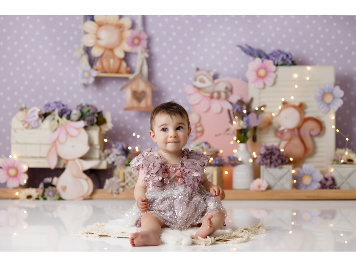 Fond photo bébé et smash cake Printemps – décor printemps avec écureuil, fleurs et balançoire | Colors&Drops