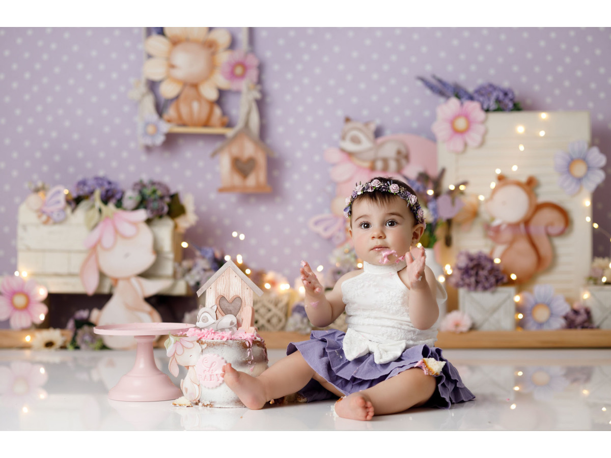 Fond photo bébé et smash cake Printemps – décor printemps avec écureuil, fleurs et balançoire | Colors&Drops