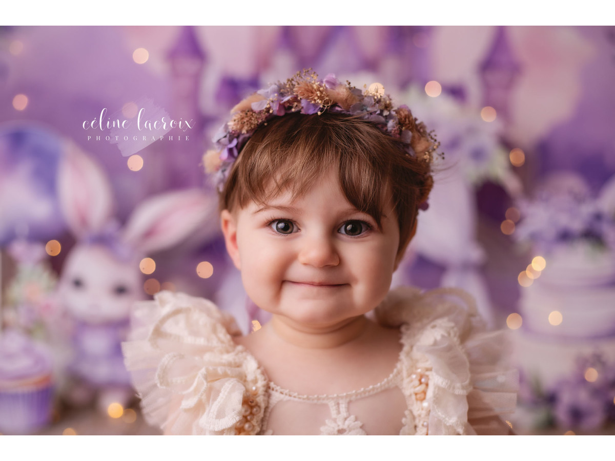Fondo fotográfico de bebé y smash cake Princesses Lapines – castillo de princesa violeta con conejos y regalos | Colors&Drops