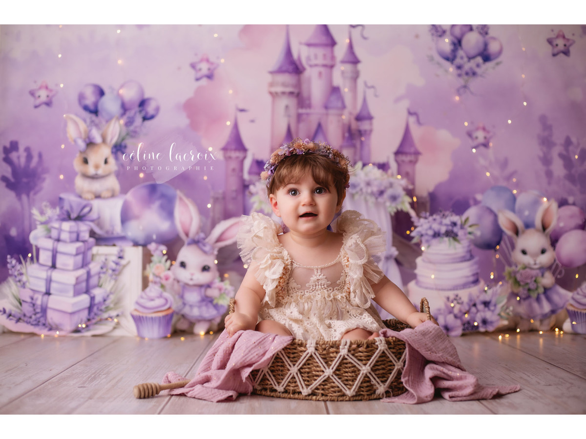 Fond photo bébé et smash cake Princesses Lapines – château de princesse violet avec lapins et cadeaux | Colors&Drops