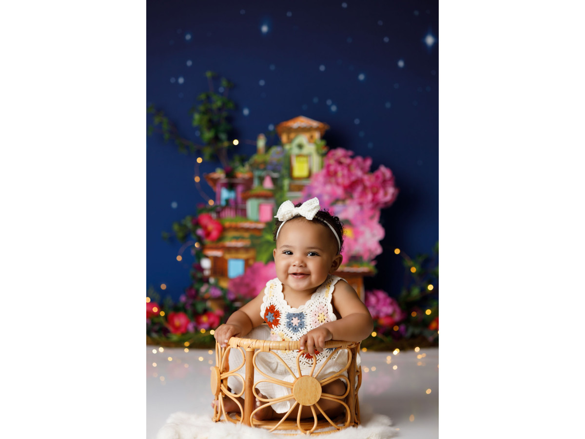 Baby & cake smash photo backdrop Espera – colourful flowered house under a starry sky | Colors&Drops