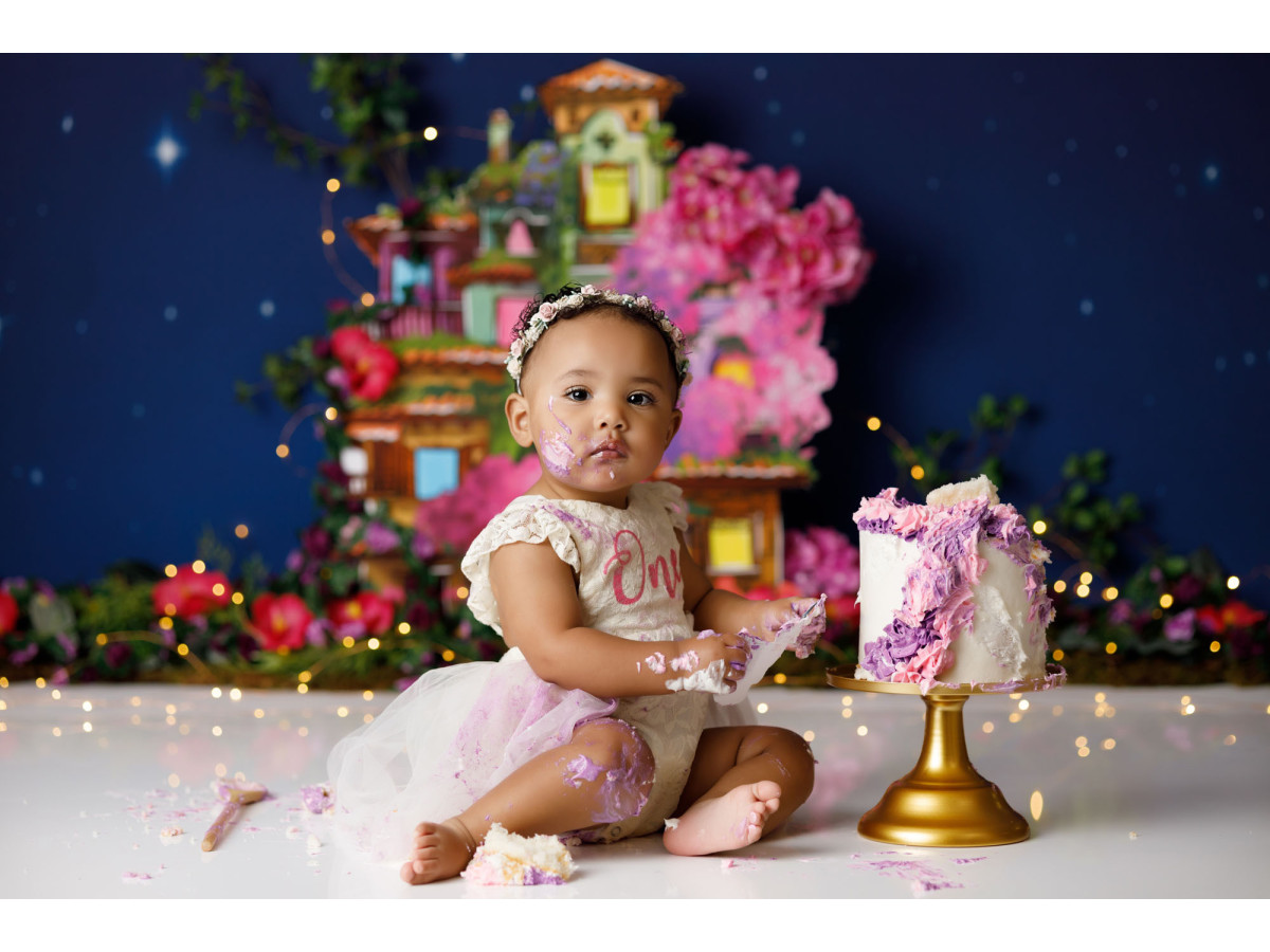 Baby & cake smash photo backdrop Espera – colourful flowered house under a starry sky | Colors&Drops