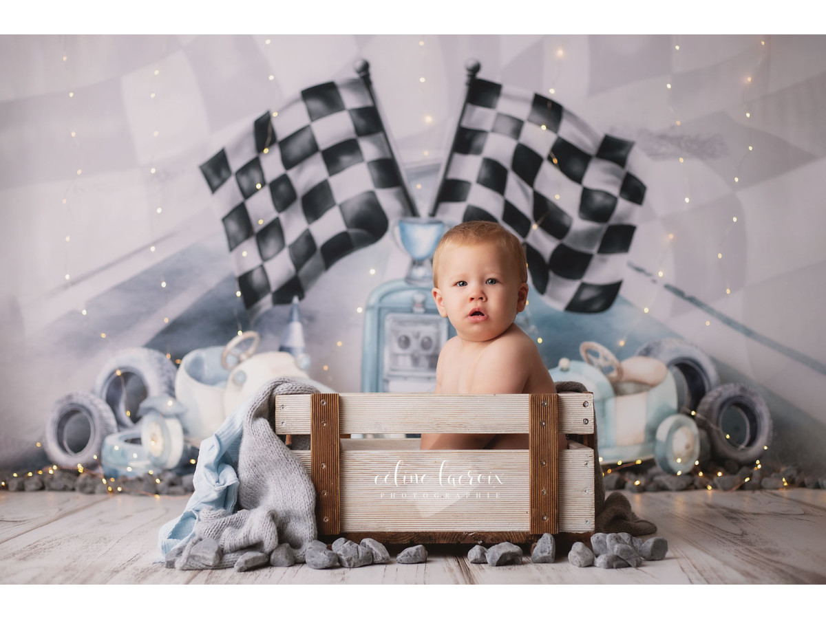 Fond photo bébé et smash cake Formule1 – voitures de course avec drapeaux à damier | Colors&Drops