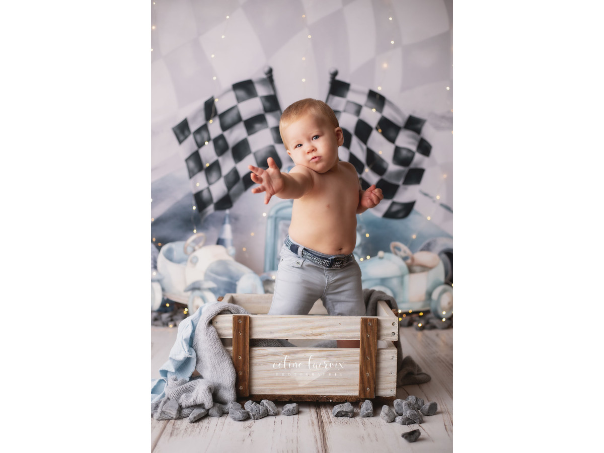 Fond photo bébé et smash cake Formule1 – voitures de course avec drapeaux à damier | Colors&Drops
