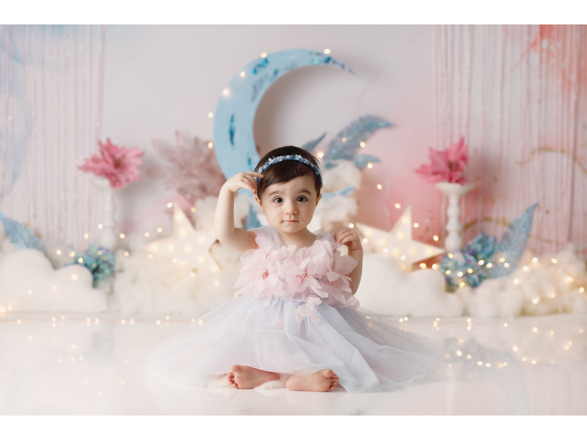 Fondo fotográfico de bebé y smash cake Blue Moon – luna azul y nubes con flores sobre fondo de acuarela | Colors&Drops