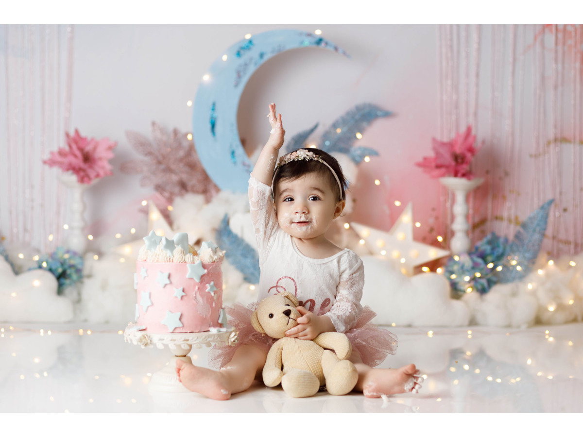 Fondo fotográfico de bebé y smash cake Blue Moon – luna azul y nubes con flores sobre fondo de acuarela | Colors&Drops