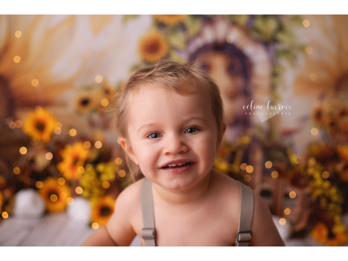 Fond photo bébé et smash cake Spring Sun Flowers – porte fleurie de tournesols illustrée à l'aquarelle | Colors&Drops
