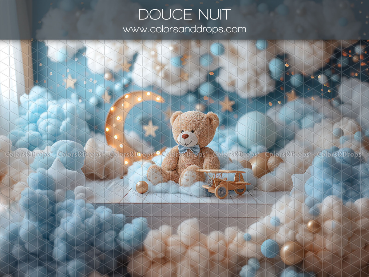 Fond photo bébé et smash cake Douce Nuit – ours en peluche sur nuages bleus avec lune et étoiles | Colors&Drops