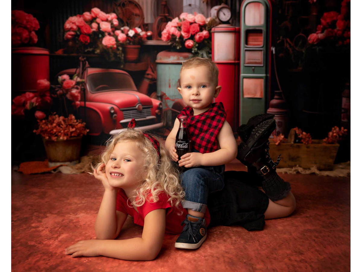 Fond photo Saint-Valentin Red Garage – garage vintage fleuri avec pompe à essence et voiture rouge | Colors&Drops