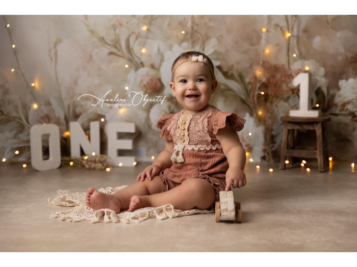 Maternity & portrait photo backdrop Blooma – painted white flowers along the edge on rosy background | Colors&Drops