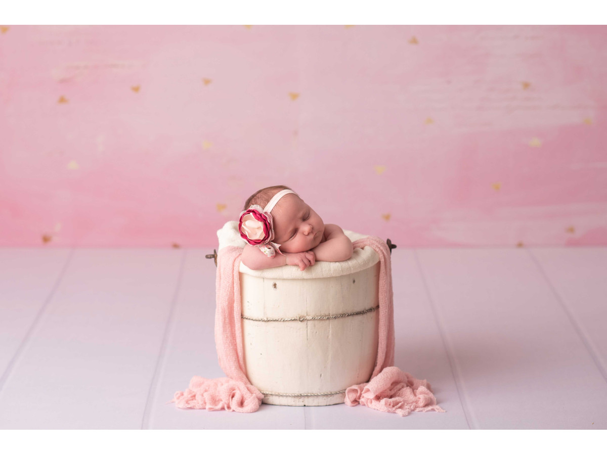 Valentine's Day photo backdrop Axelle – pale pink background with gold glitter | Colors&Drops