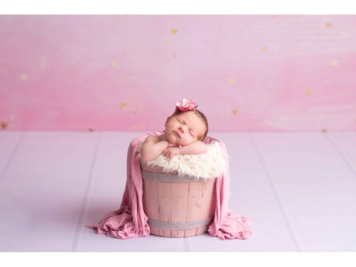 Valentine's Day photo backdrop Axelle – pale pink background with gold glitter | Colors&Drops