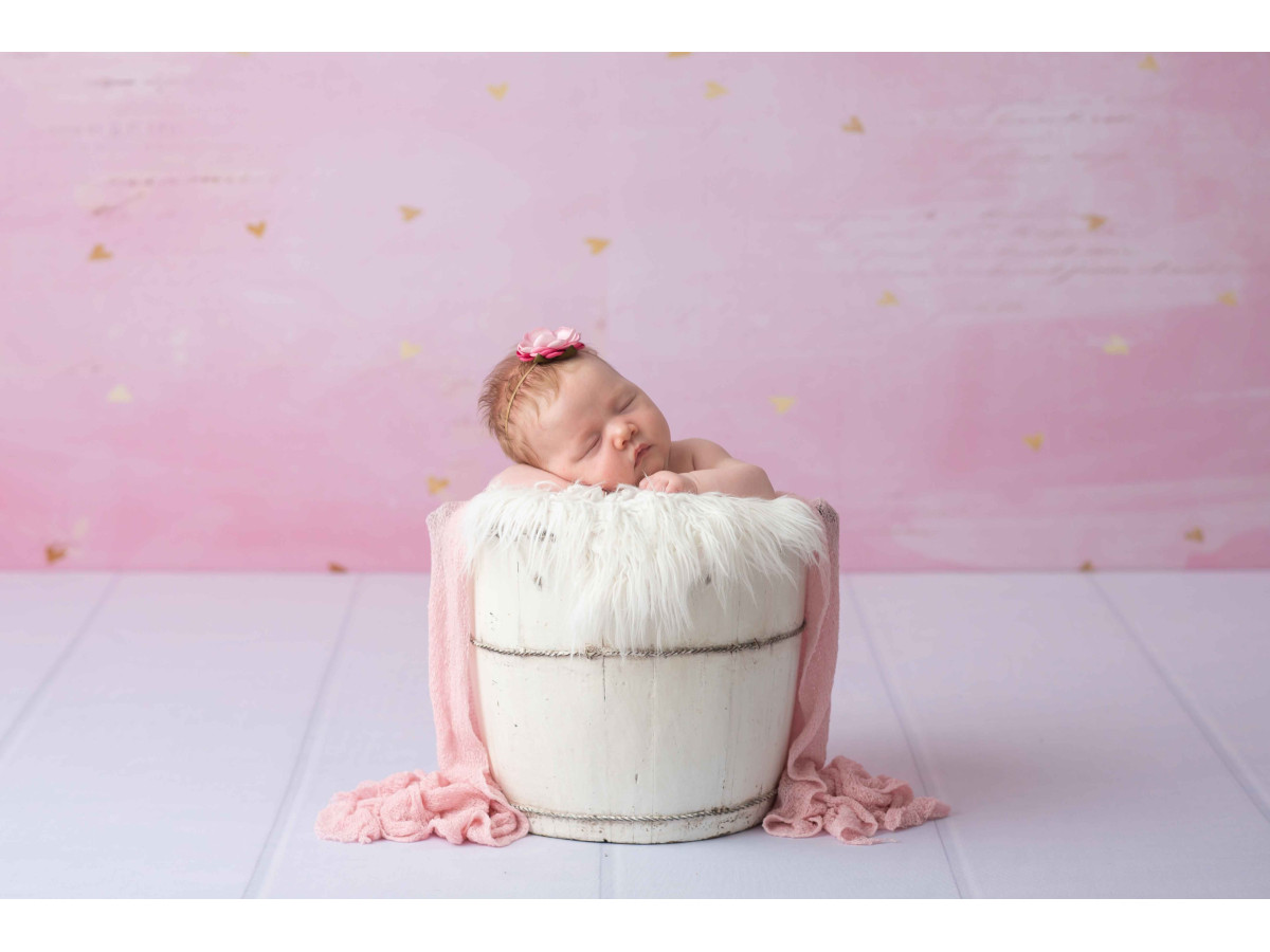 Valentine's Day photo backdrop Axelle – pale pink background with gold glitter | Colors&Drops