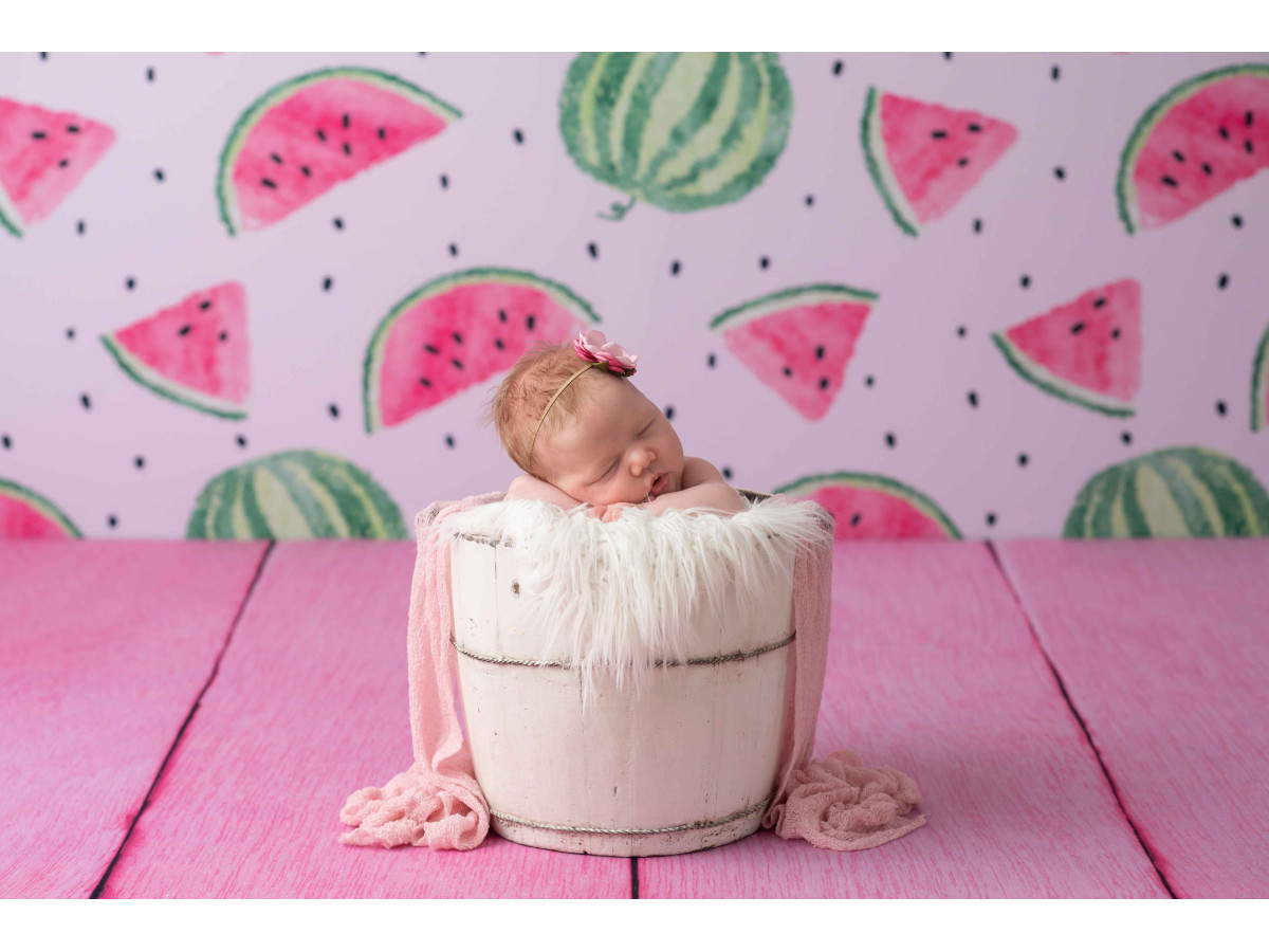 Fond photo bébé et smash cake Pasteque – décor pastèque avec caisses et ours en peluche | Colors&Drops