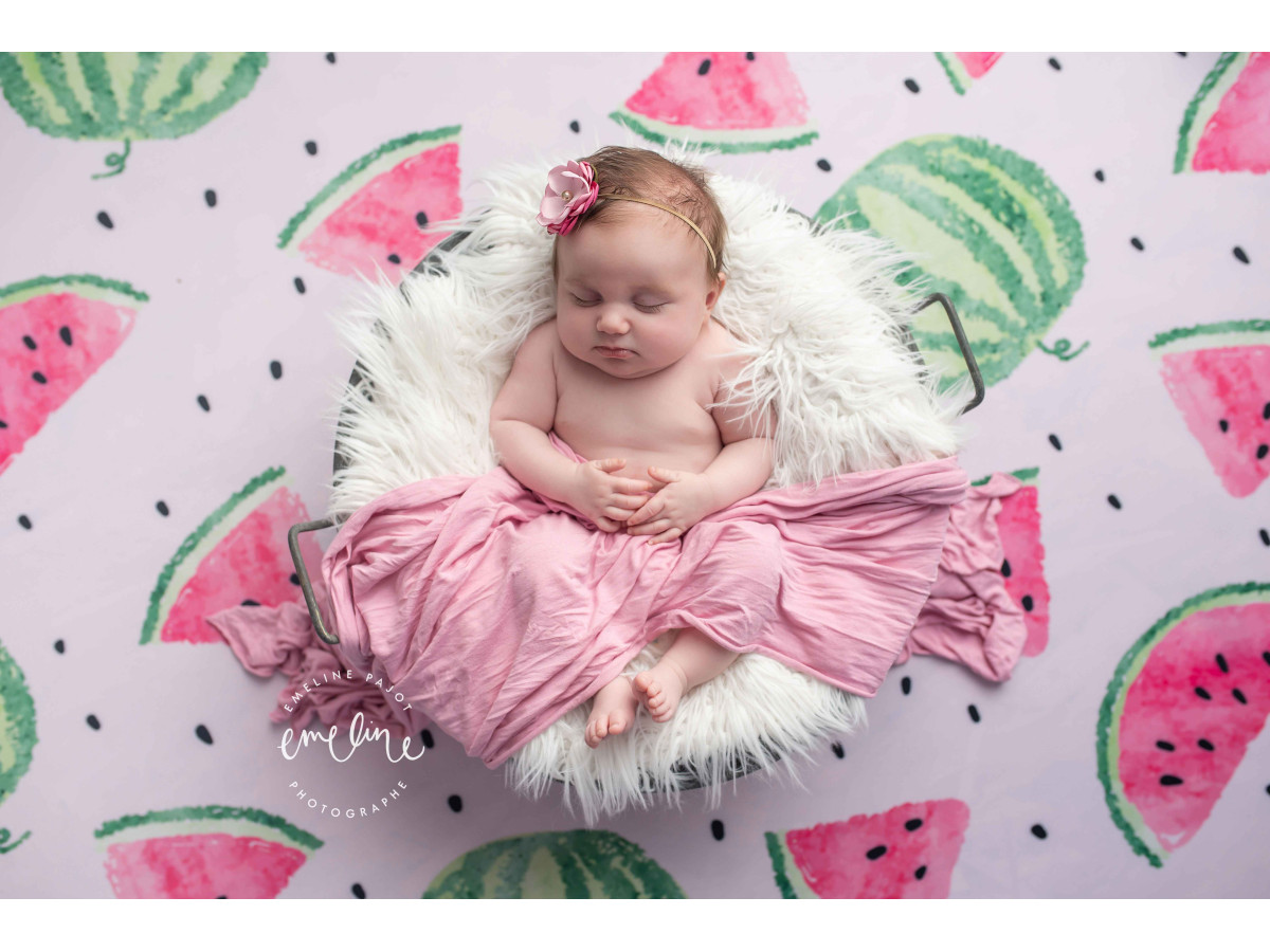 Fond photo bébé et smash cake Pasteque – décor pastèque avec caisses et ours en peluche | Colors&Drops