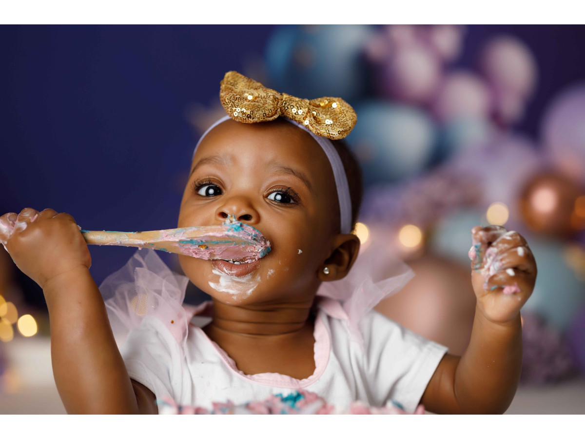 Baby & cake smash photo backdrop Orlena – pastel balloon arch with butterflies on indigo background | Colors&Drops