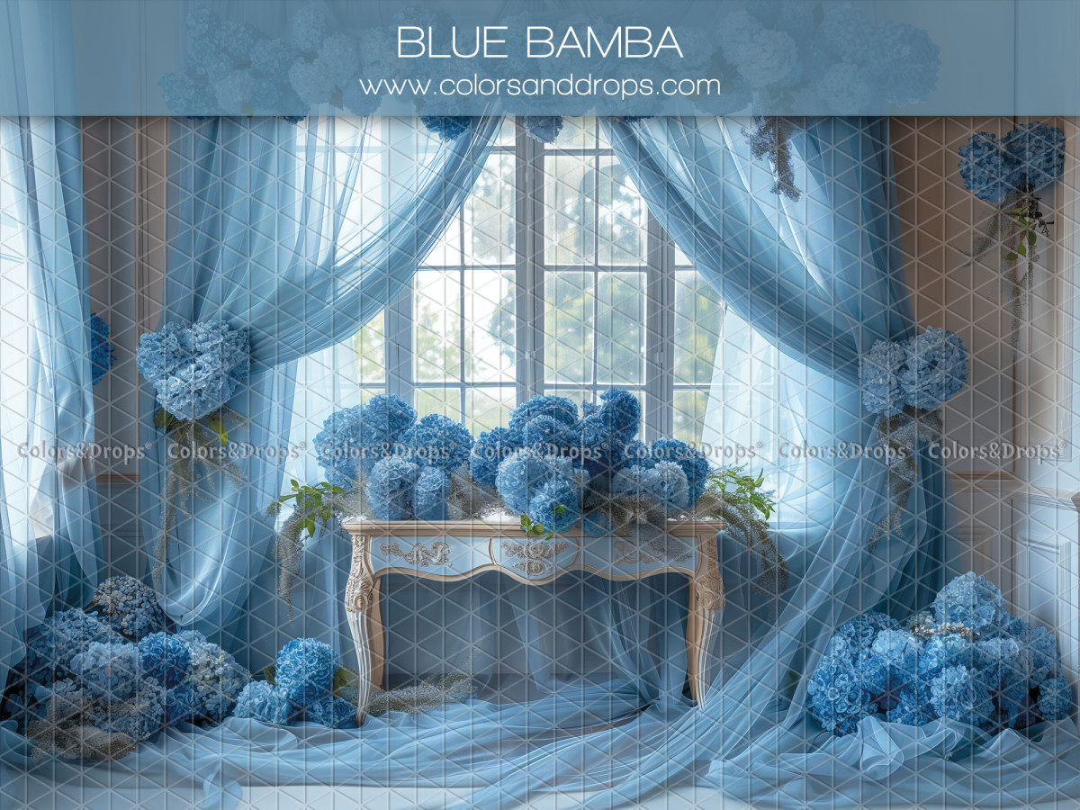 Fond photo bébé et smash cake Blue Bamba – voilages bleus avec hortensias et console | Colors&Drops
