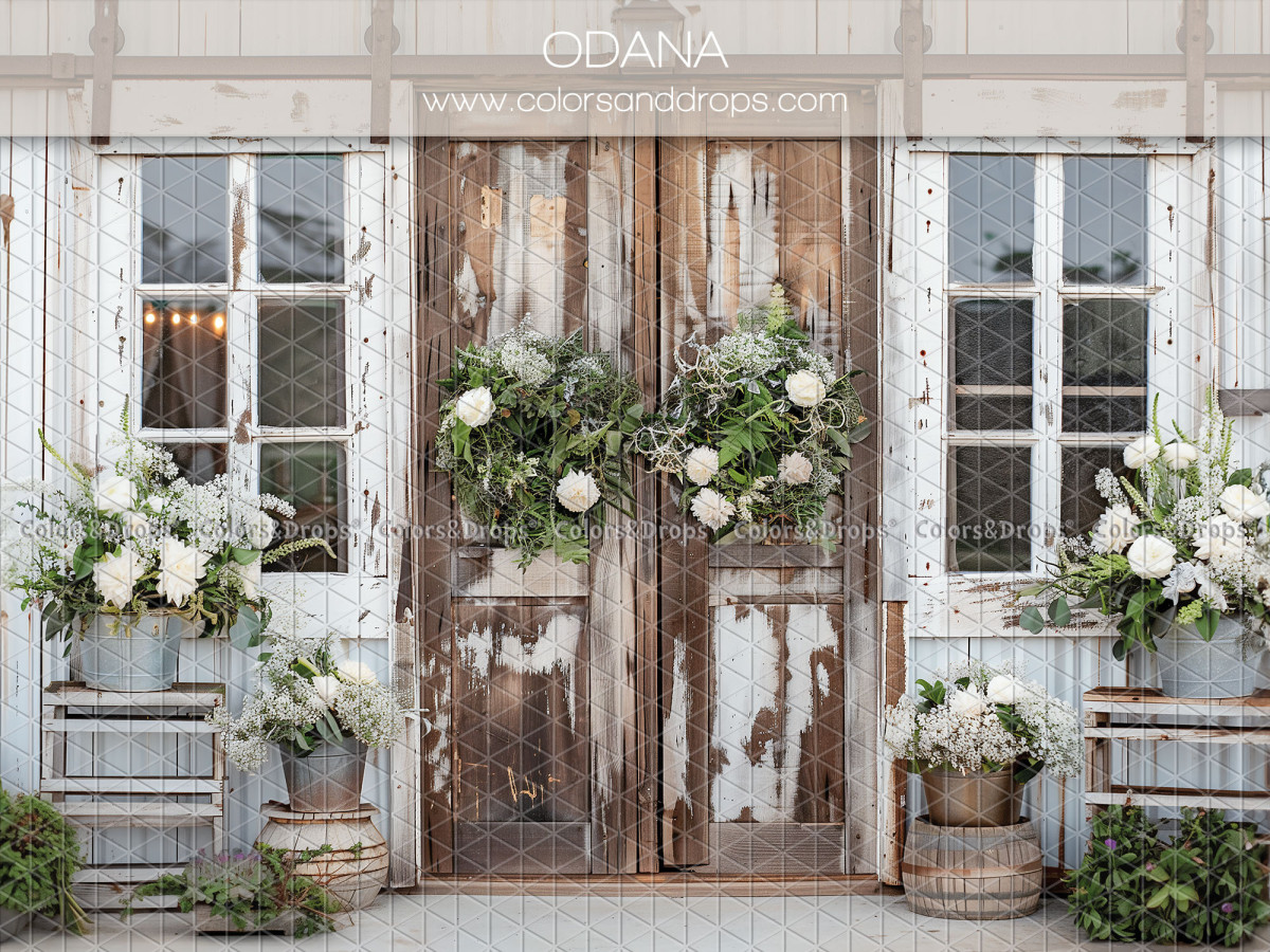 Baby & cake smash photo backdrop Odana – weathered wooden doors with wreaths and white flowers | Colors&Drops