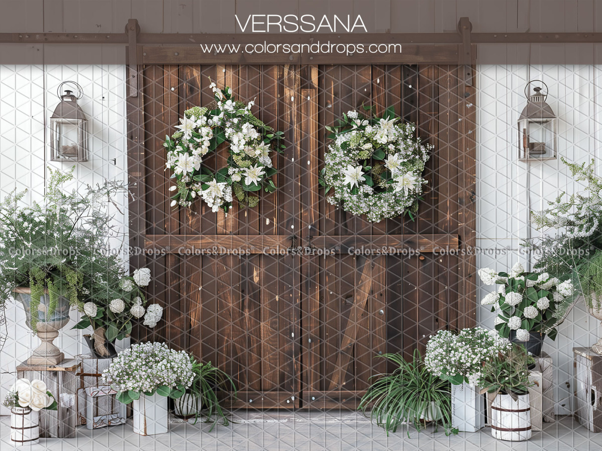Fond photo bébé et smash cake Verssana – porte de grange avec couronnes, lanternes et fleurs blanches | Colors&Drops