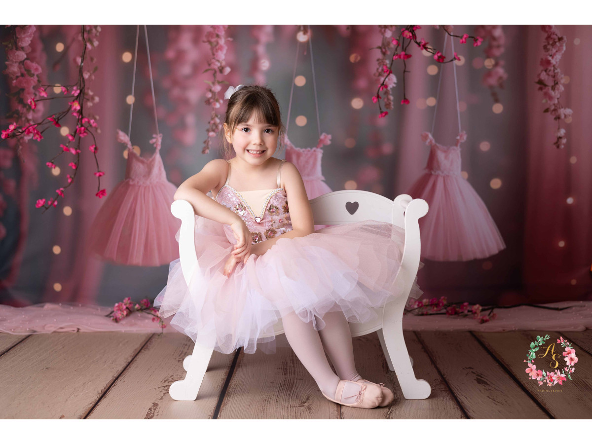 Baby & cake smash photo backdrop Danse – ballet tutus hanging under pink flowers | Colors&Drops