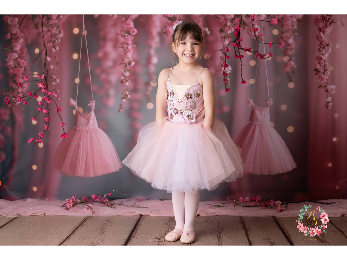 Baby & cake smash photo backdrop Danse – ballet tutus hanging under pink flowers | Colors&Drops