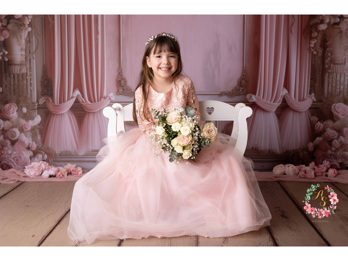 Fond photo bébé et smash cake Ballerine – scène de ballerine avec rideaux roses et tutus | Colors&Drops
