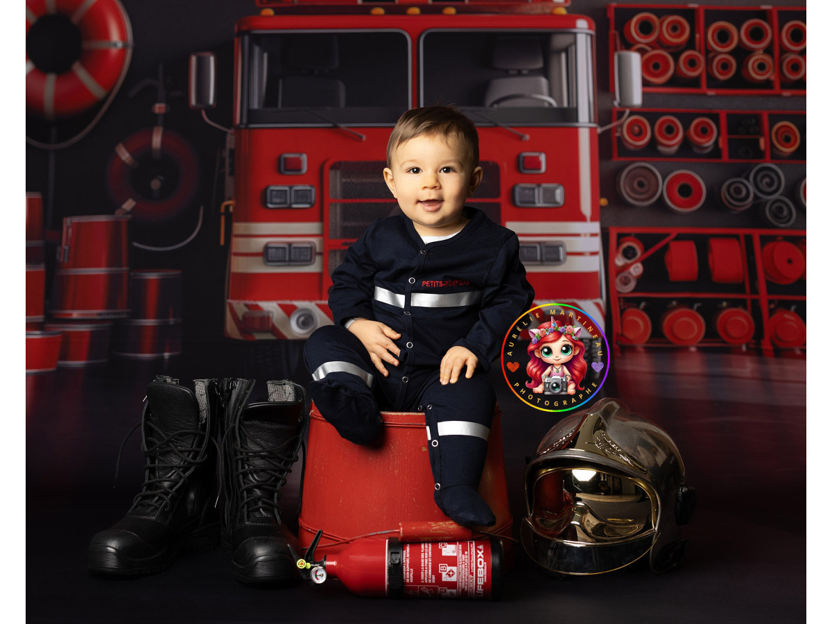 Fondo fotográfico de bebé y smash cake Pin Pon – camión de bomberos rojo en un parque de bomberos | Colors&Drops