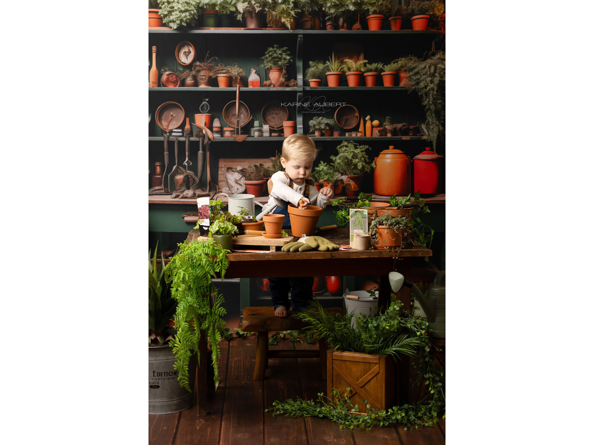 Fond photo de printemps L'Atelier Bota Green – atelier de jardinier avec buffet vert et pots en terre | Colors&Drops