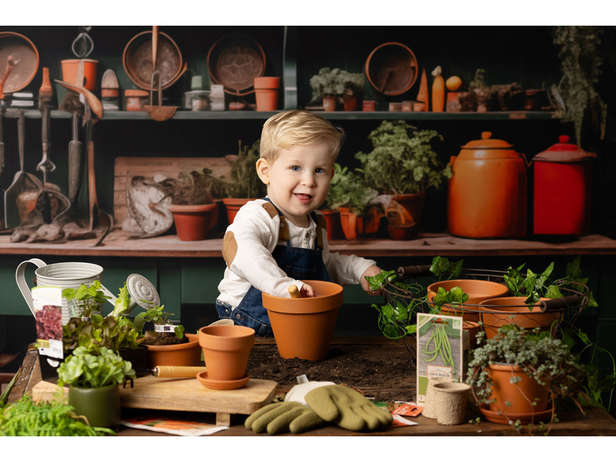 Fond photo de printemps L'Atelier Bota Green – atelier de jardinier avec buffet vert et pots en terre | Colors&Drops
