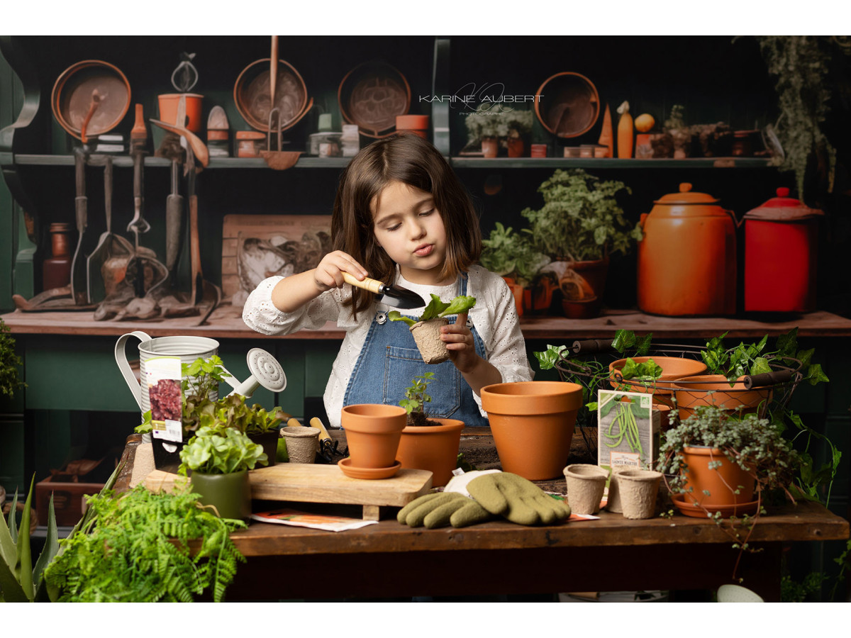 Fond photo de printemps L'Atelier Bota Green – atelier de jardinier avec buffet vert et pots en terre | Colors&Drops