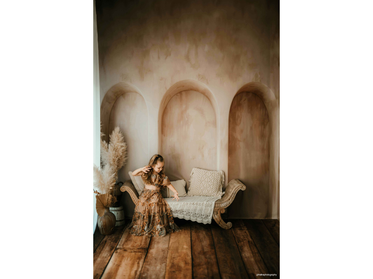 Fond photo beige texturé Isana – trois arches murales beige patinées | Colors&Drops