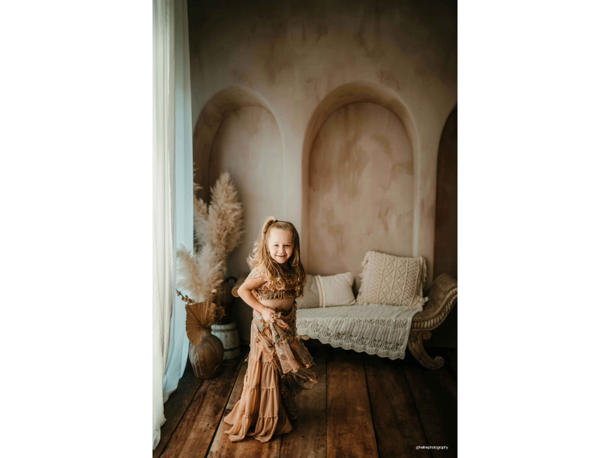 Fond photo beige texturé Isana – trois arches murales beige patinées | Colors&Drops